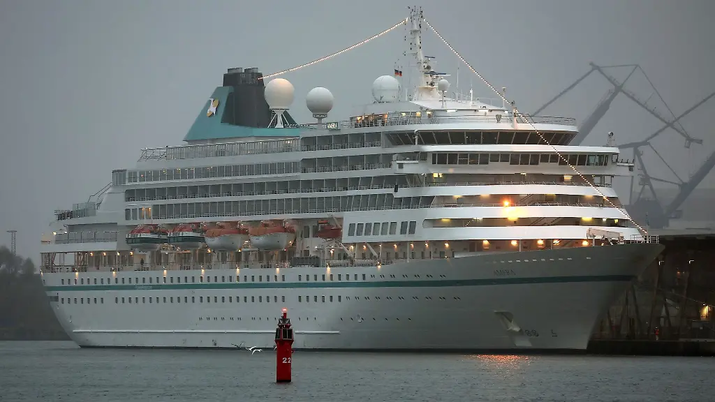 Die-Amera-der-Reederei-Phoenix-Reisen-legt-in-Warnemuende-an