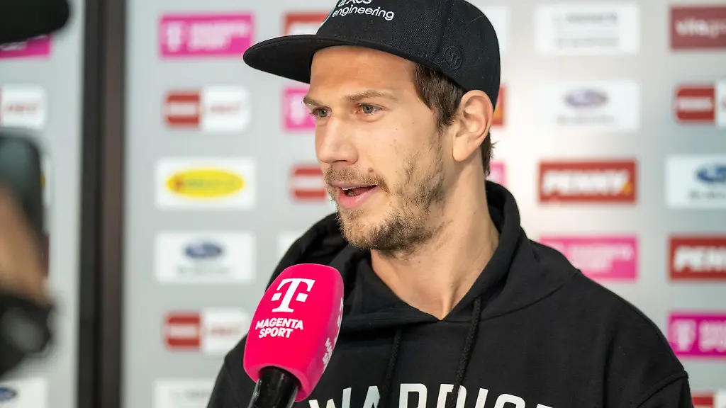 Eisbaeren-Profi-Frank-Mauer-gibt-ein-Interview