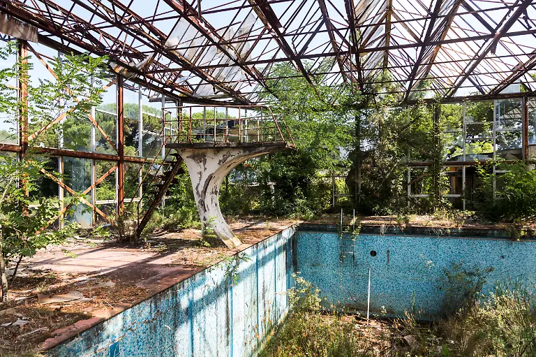 Naturalia-Chronicle-of-Contemporary-Ruins-Jonk-Jimenez-scaled