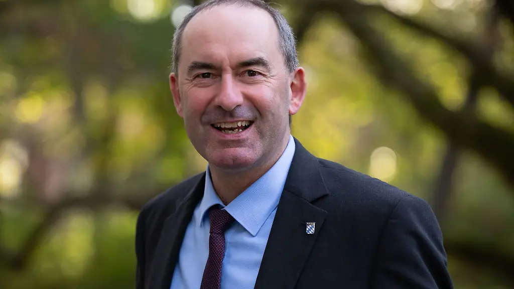 Hubert-Aiwanger-Freie-Waehler-Wirtschaftsminister-von-Bayern-laechelt