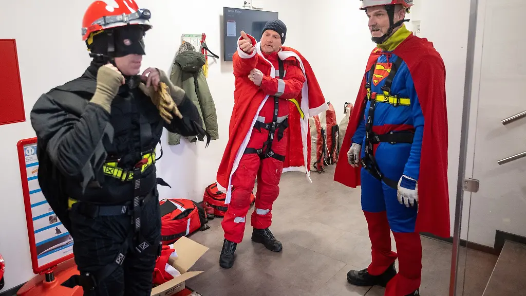 Hoehenretter-verkleiden-sich-als-Batman-l-r-Nikolaus-und-Superman