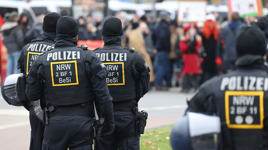 Polizisten-sichern-eine-Pro-russische-Demonstration