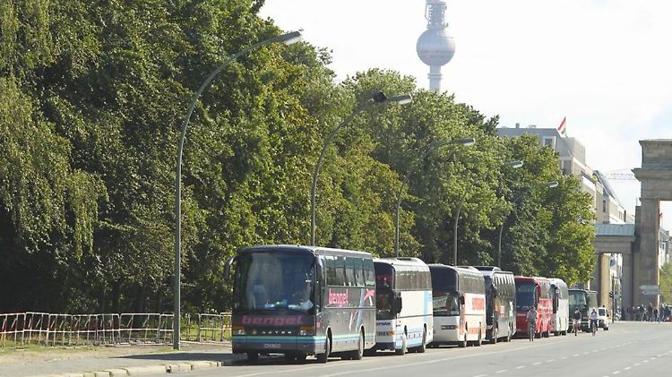 Dauert zwar länger mit dem Bus, aber die Tarife sind sehr günstig.