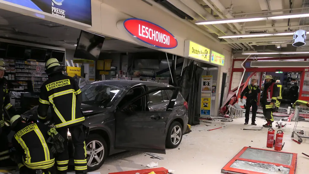 Die-Irrfahrt-des-Fahrers-hat-in-einem-Dortmunder-Einkaufszentrum-ein-Truemmerfeld-hinterlassen