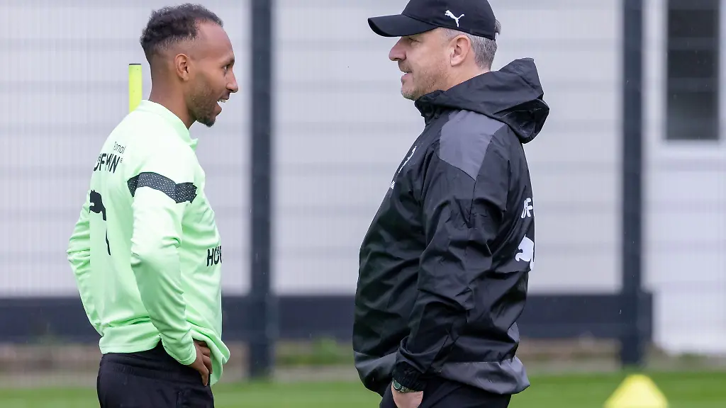 Fuerths-Trainer-Alexander-Zorniger-r-unterhaelt-sich-mit-seinem-Spieler-Julian-Green