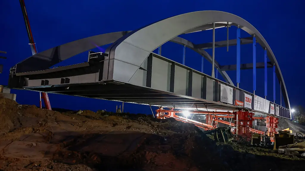 Eine-750-Tonnen-schwere-Eisenbahnbruecke-wird-ueber-die-Autobahn-70-A70-bei-Bergrheinfeld-geschoben