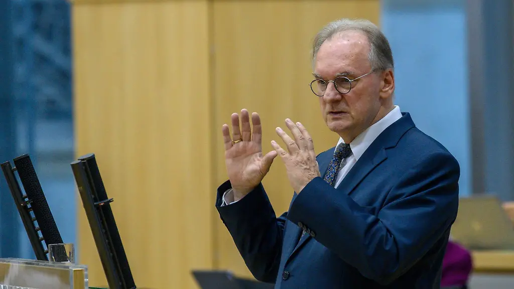 Reiner-Haseloff-steht-im-Plenarsaal-des-Landtages-von-Sachsen-Anhalt-am-Rednerpult