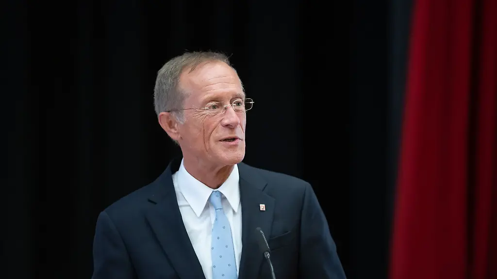 Axel-Wintermeyer-CDU-Staatsminister-in-Hessen-spricht-in-der-Stadthalle