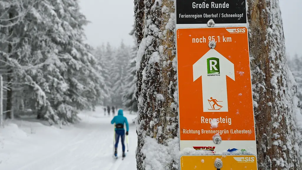 Eine-Langlaeuferin-ist-Anfang-Januar-2022-am-Rennsteig-in-Oberhof-unterwegs