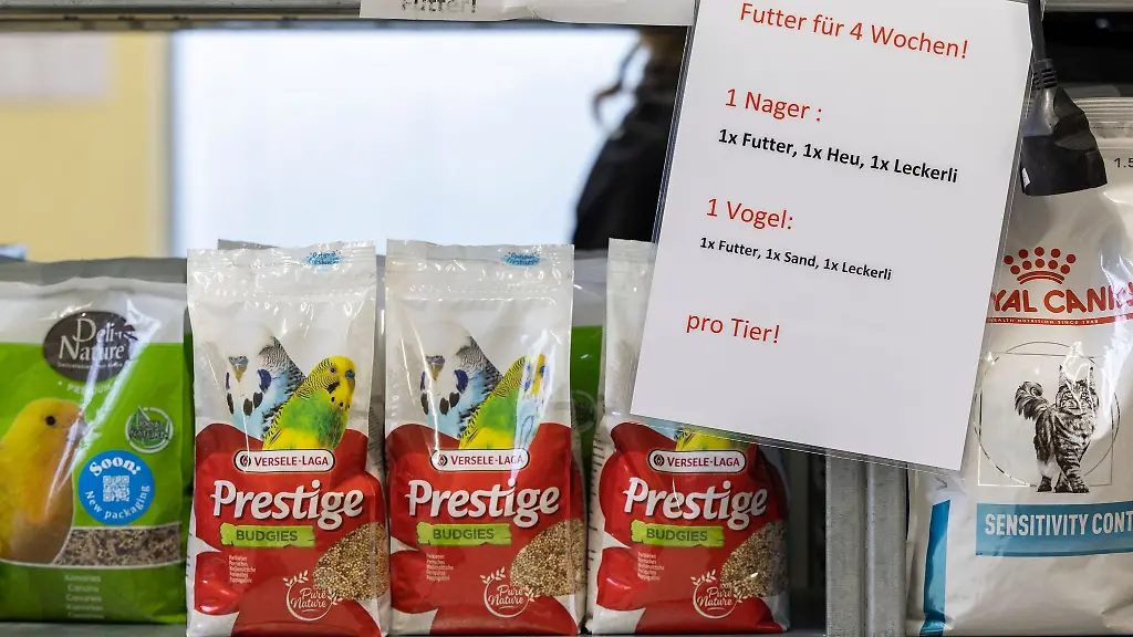 Vogel-und-Katzenfutter-in-einem-Rregal