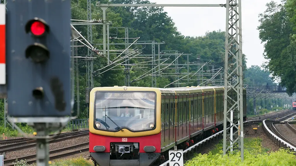 Eine-S-Bahn-der-Linie-S7