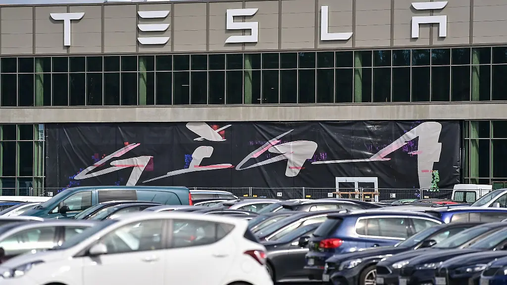 Der-Haupteingang-zur-Fabrik-der-Tesla-Gigafactory-Berlin-Brandenburg