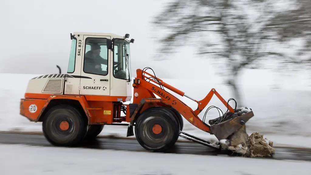 Ein-Radlader-raeumt-den-Schnee-von-einem-Weg