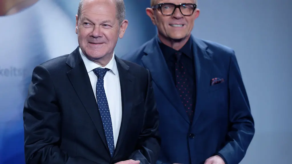 Kanzler-Olaf-Scholz-SPD-l-und-Stefan-Schulze-Hausmann-Vorstand-Deutscher-Nachhaltigkeitspreis-r