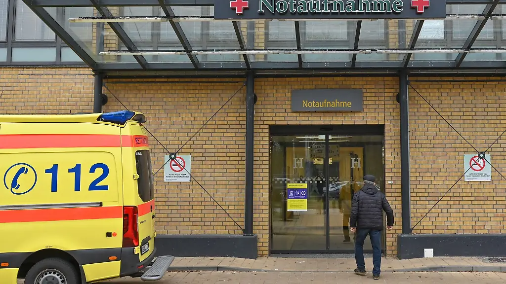Der-Eingang-zur-Notaufnahme-einer-Klinik