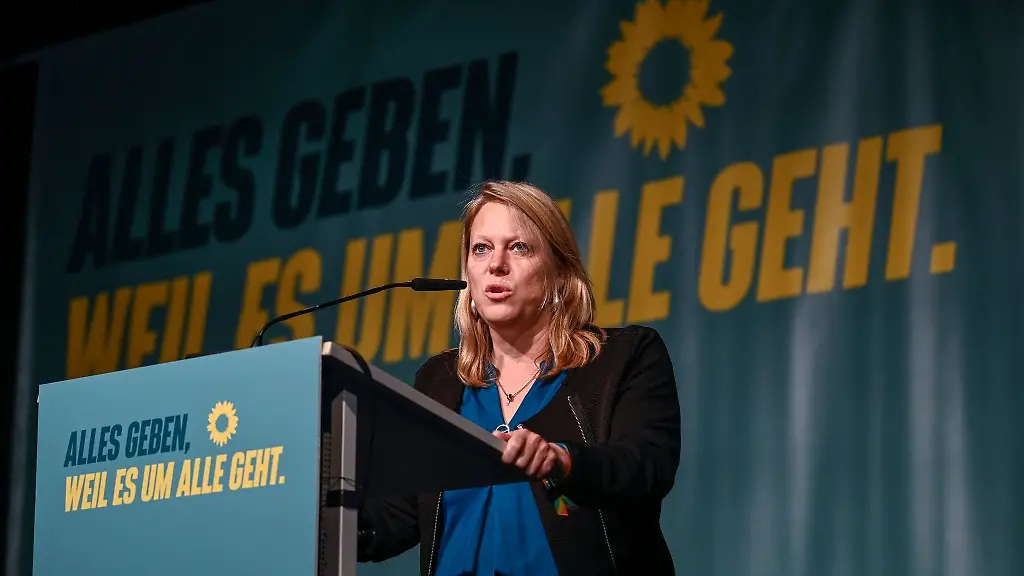 Spitzenkandidatin-Maike-Schaefer-redet-bei-der-Landesmitgliederversammlung-der-Bremer-Gruenen
