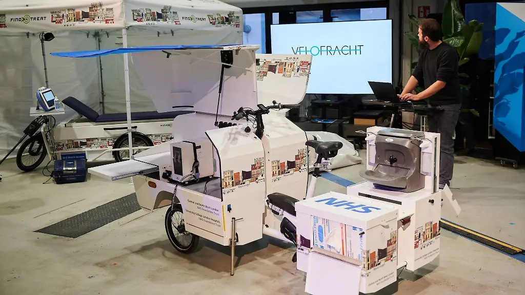 Das-erste-Krankenhaus-auf-einem-Lastenfahrrad-steht-im-MotionLab