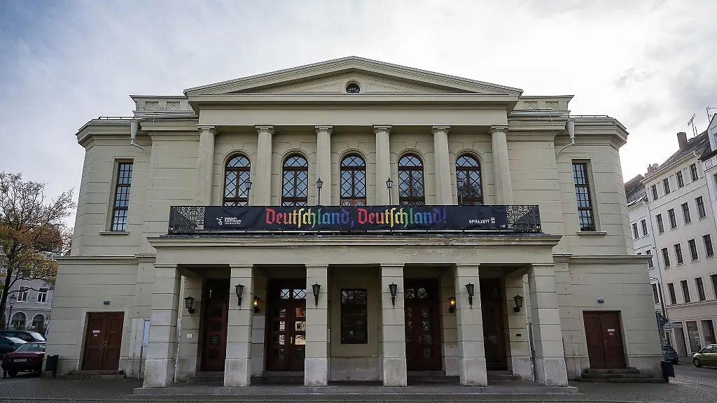 Das-Gerhart-Hauptmann-Theater-am-Demianiplatz