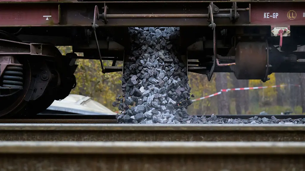 Schotter-wird-in-das-neue-Gleisbett-an-der-Unfallstelle-geschuettet