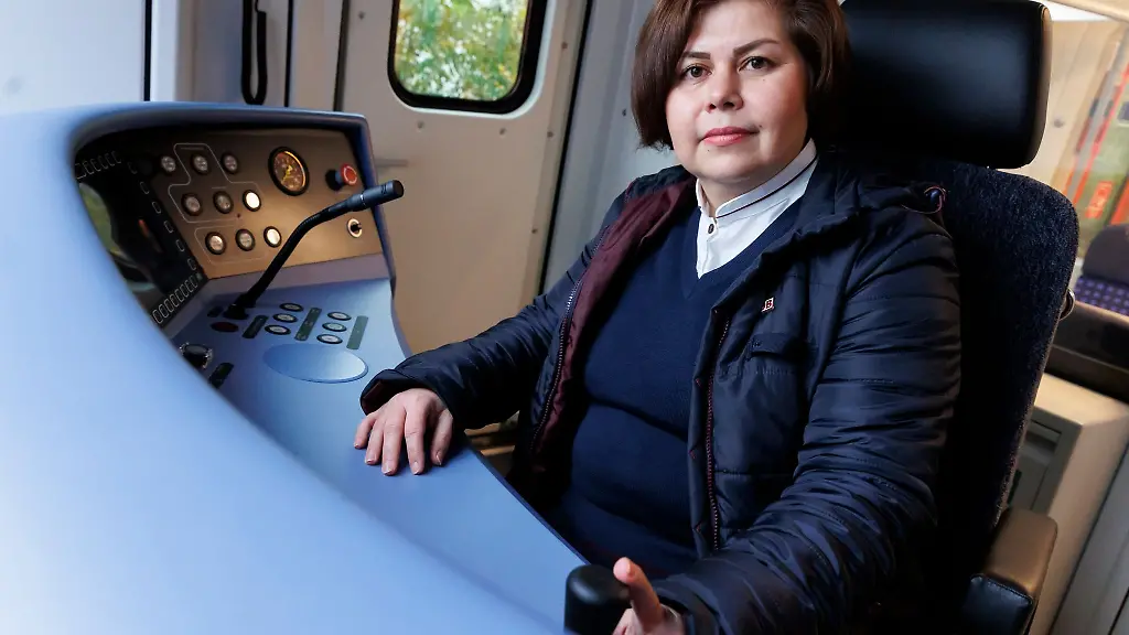 Die-Auszubildende-Sonia-Alaghehband-im-Fuehrerstand-einer-S-Bahn