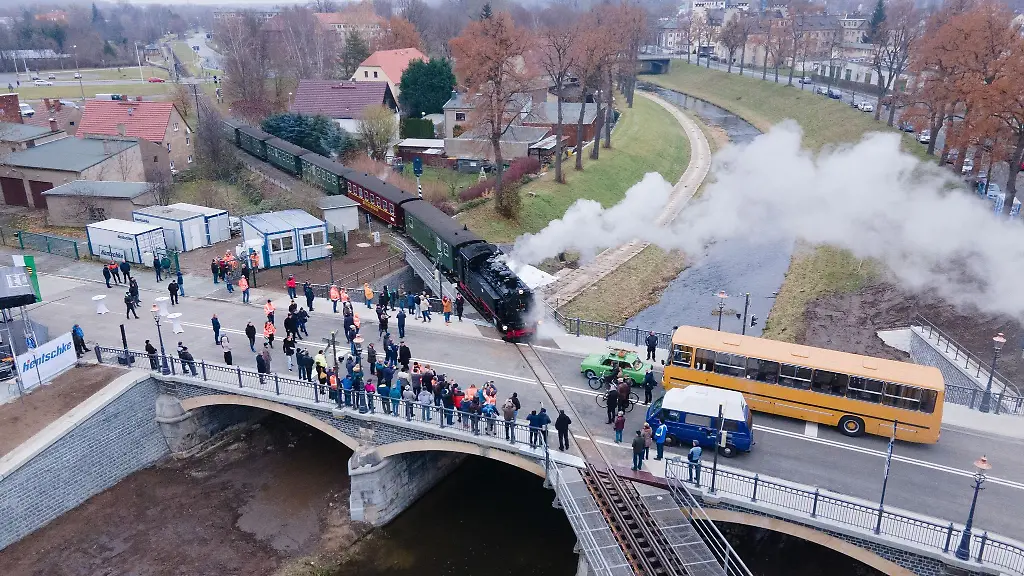 Die-Zittauer-Schmalspurbahn-faehrt-ueber-die-Prinz-Friedrich-August-Bruecke