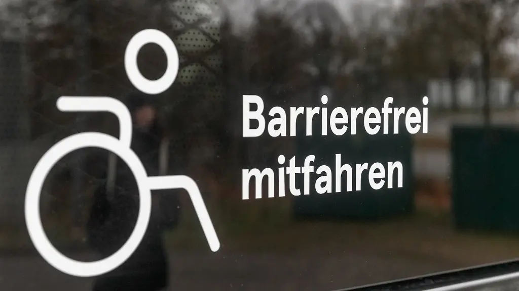 Der-Schriftzug-Barrierefrei-mitfahren-und-ein-Rollstuhl-Logo-kleben-an-einem-Moia-Bus