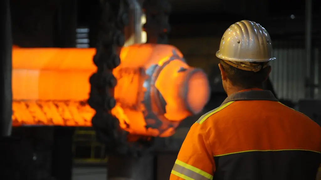 Blick-in-die-Schmiede-der-Saarstahl-AG-in-Voelklingen