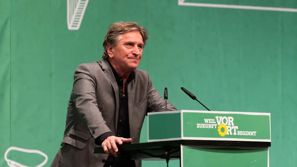 Baden-Wuerttembergs-Sozialminister-Manne-Lucha-steht-auf-der-Buehne-und-spricht