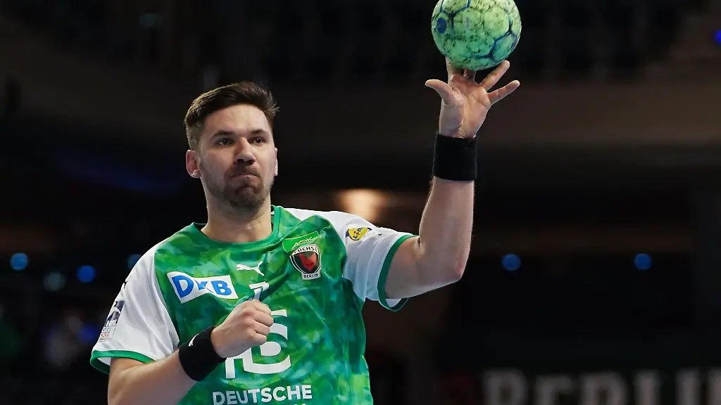 Berlins-Fabian-Wiede-wirft-den-Ball