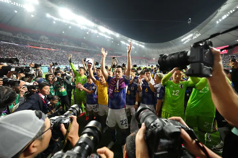 Noch-lange-nach-dem-Abpfiff-feiert-Japans-Nationalmannschaft-den-Sieg-gegen-Spenien-und-Einzug-ins-WM-Achtelfinale