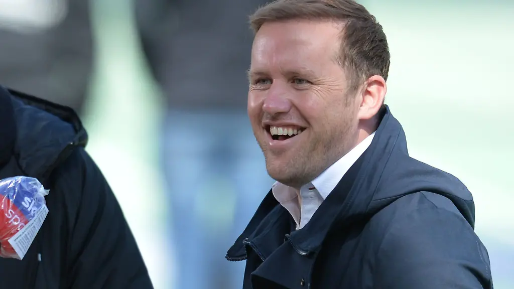 Der-Nuernberger-Sportdirektor-Olaf-Rebbe-laechelt-vor-einem-TV-Interview