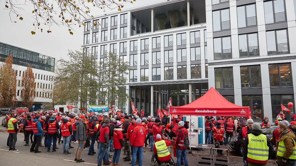 Streikende-stehen-auf-dem-Kapstadtring-in-der-City-Nord