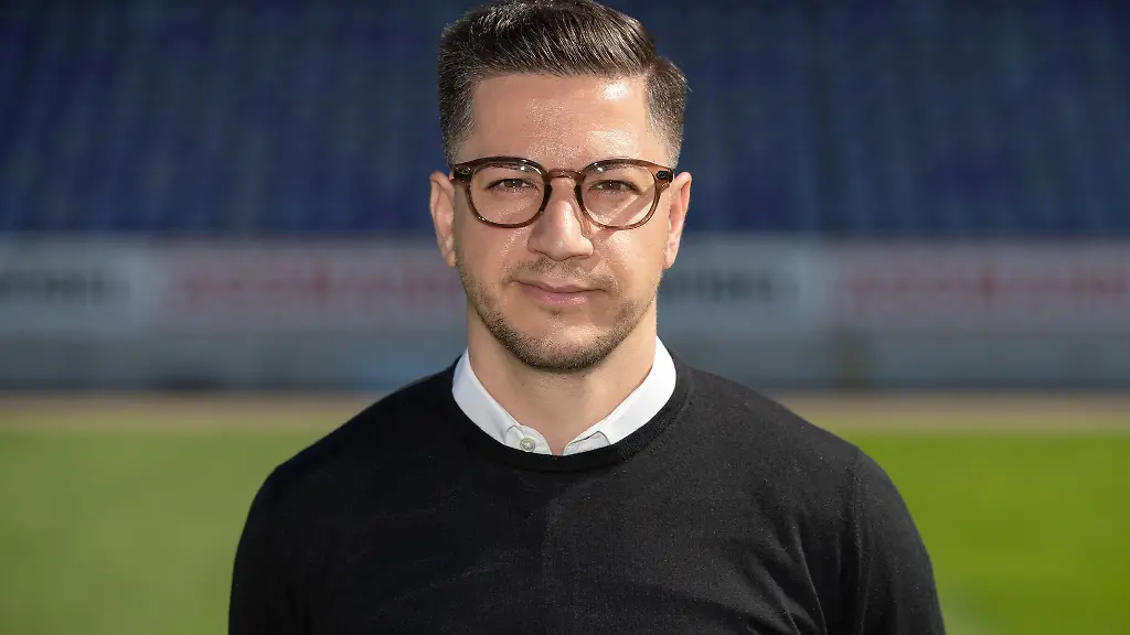 Sportdirektor-Amir-Shapourzadeh-steht-im-Stadion