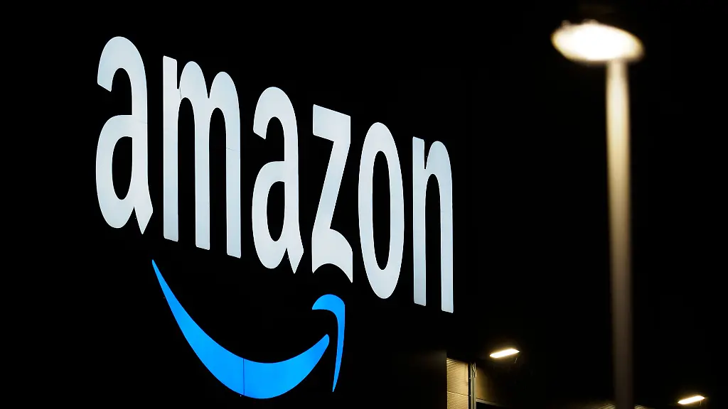 Das-Amazon-Logo-ist-auf-der-Fassade-eines-Sortierzentrums-zu-sehen