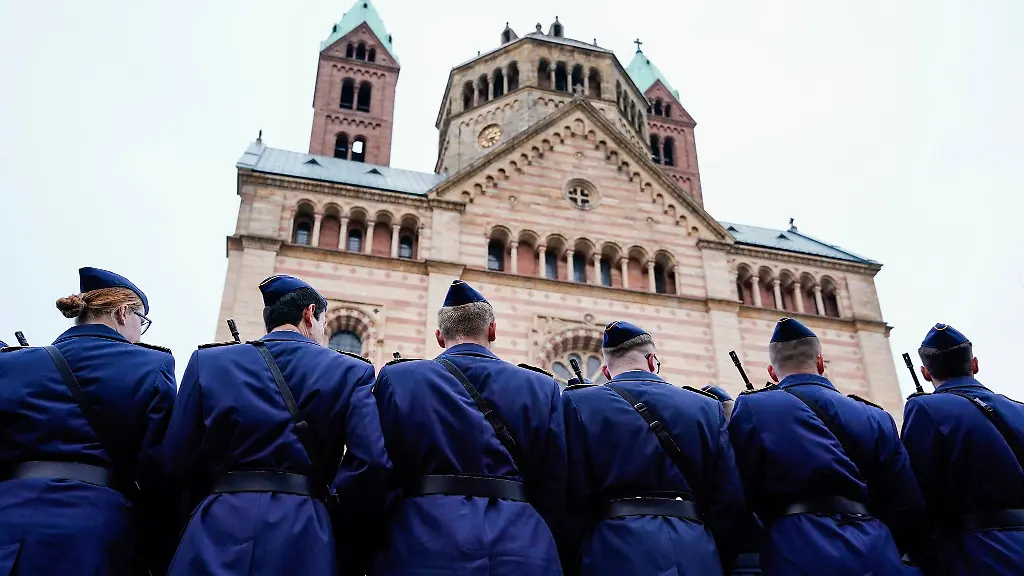 Rekrutinnen-und-Rekruten-der-Bundeswehr-stehen-auf-dem-Domplatz-bei-einem-feierlichen-Geloebnis