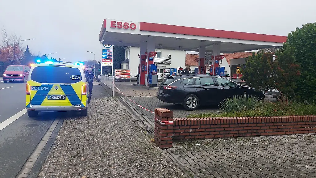 Ein-Polizeifahrzeug-steht-vor-einer-Tankstelle-in-Lengerich