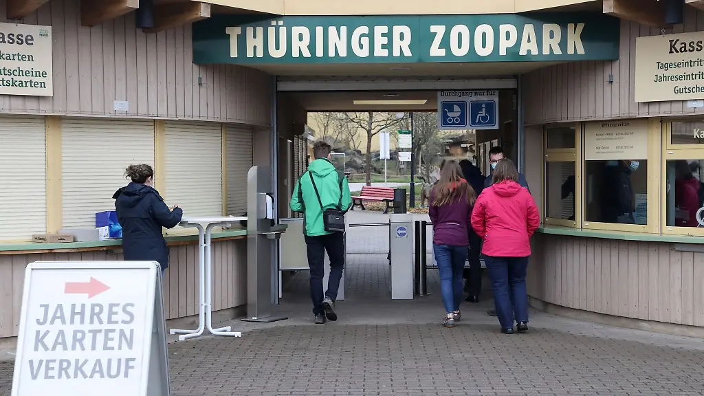 Besucher-gehen-in-den-Thueringer-Zoopark