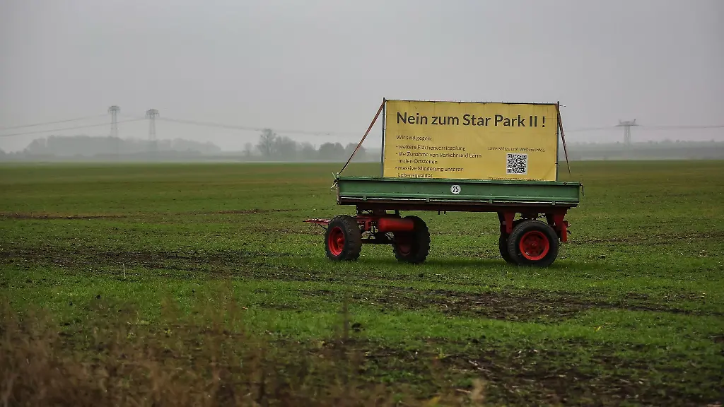 Ein-Protestplakat-gegen-das-Gewerbegebiet-Star-Park-II-ist-auf-einem-Anhaenger-zu-sehen