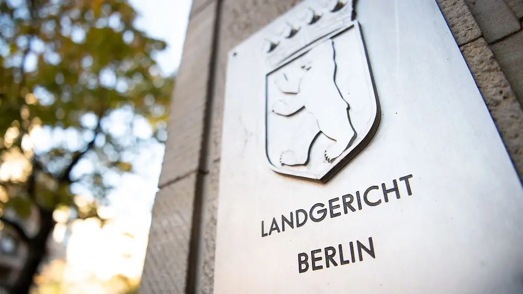 Das-Schild-mit-der-Aufschrift-Landgericht-Berlin-am-Eingang-des-Gerichts-in-Moabit