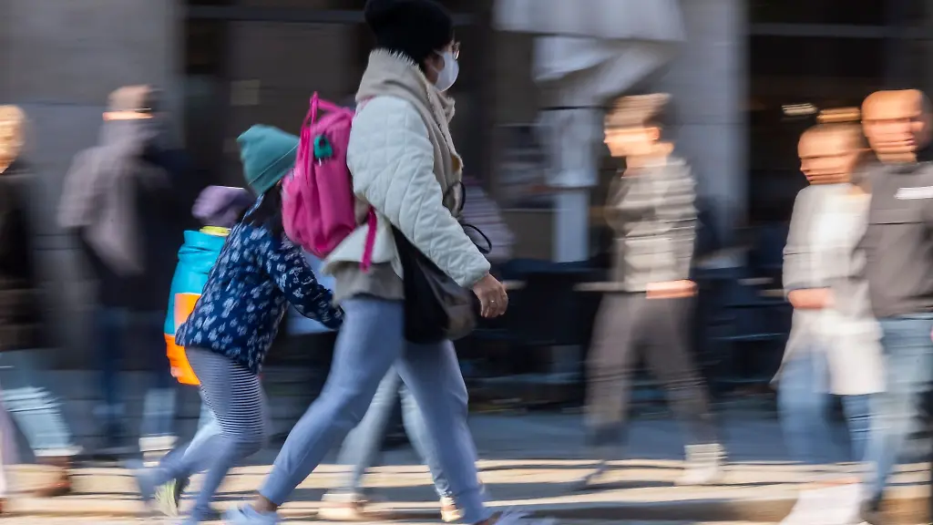 Menschen-laufen-durch-die-Innenstadt-von-Dresden