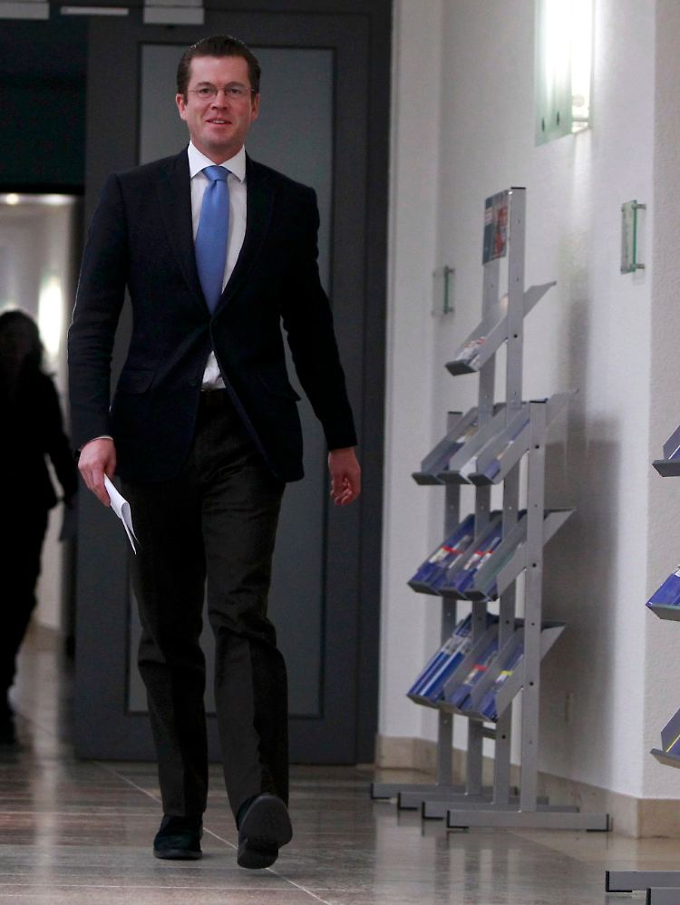 18. Februar: Guttenberg erklärt, er habe Fehler gemacht, seine Arbeit sei jedoch kein Plagiat.
