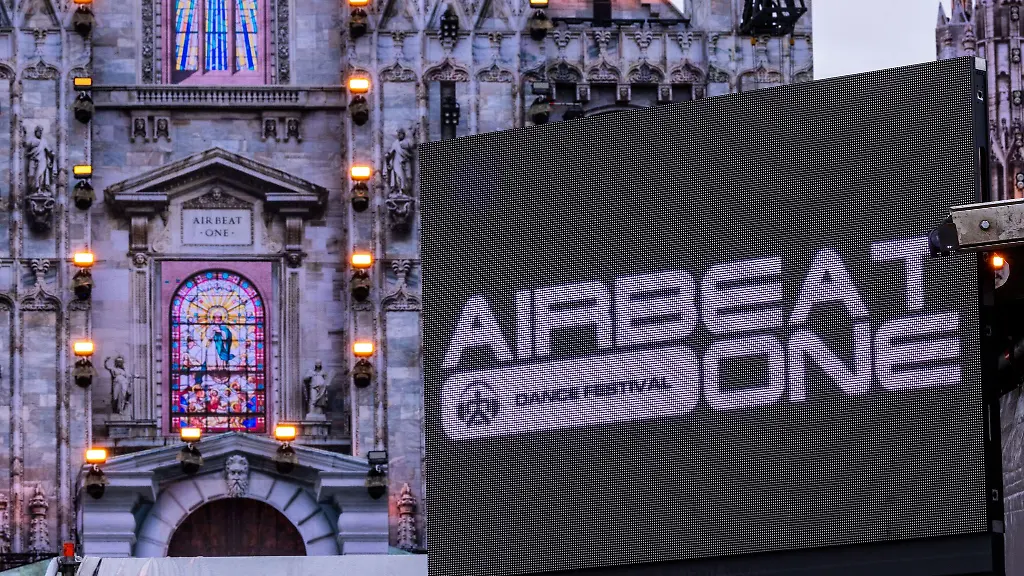 Airbeat-One-ist-beim-Elektro-Festival-auf-einer-Anzeigetafel-zu-lesen