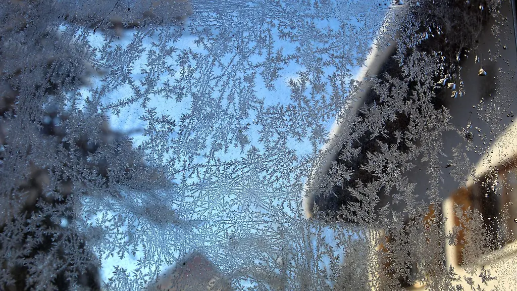 Frostige-Aussichten-An-Wintertagen-mit-Minusgraden-koennen-Leitungen-im-Keller-und-Dachgeschoss-sowie-in-Anbauten-mit-mehreren-Aussenwaenden-gefrieren