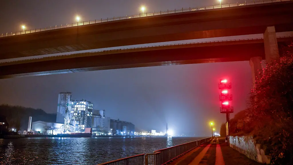 Mit-roten-Lichtzeichen-ist-die-Hochbruecke-in-Kiel-Holtenau-gesperrt
