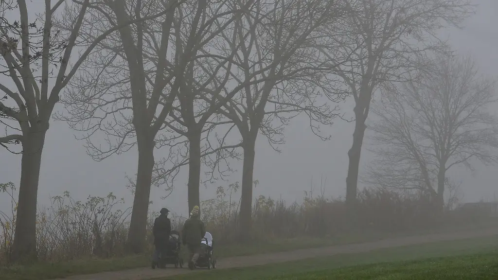 Spaziergaenger-sind-bei-dichtem-Nebel-unterwegs