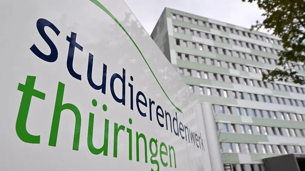 Studierendenwerk-Thueringen-steht-auf-dem-Schild-vor-einem-Studentenwohnheim