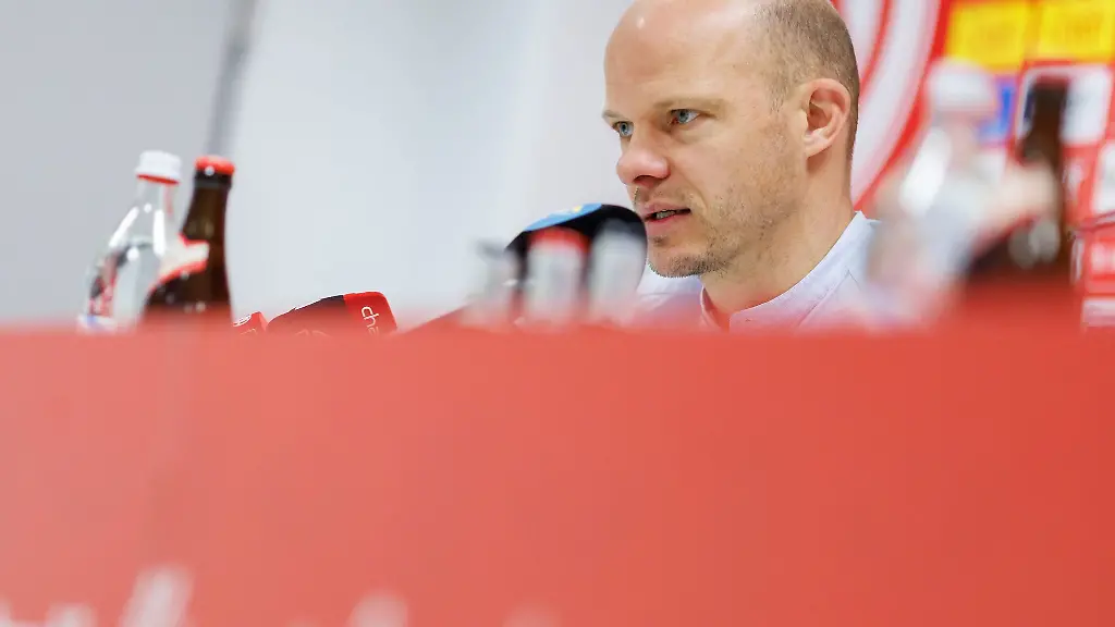 Tobias-Werner-der-neue-Geschaeftsfuehrer-Sport-beim-SSV-Jahn-Regensburg-spricht