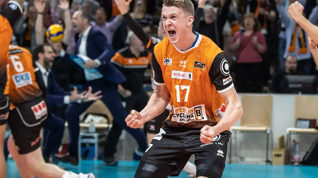 Berlins-Marek-Sotola-jubelt-nach-einem-Punkt