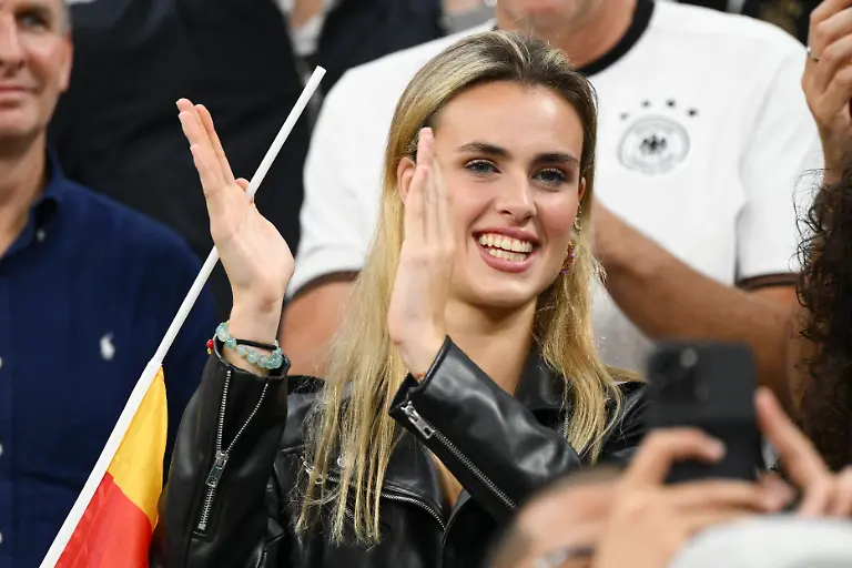 Neck-Luise-Julian-Brandt-2