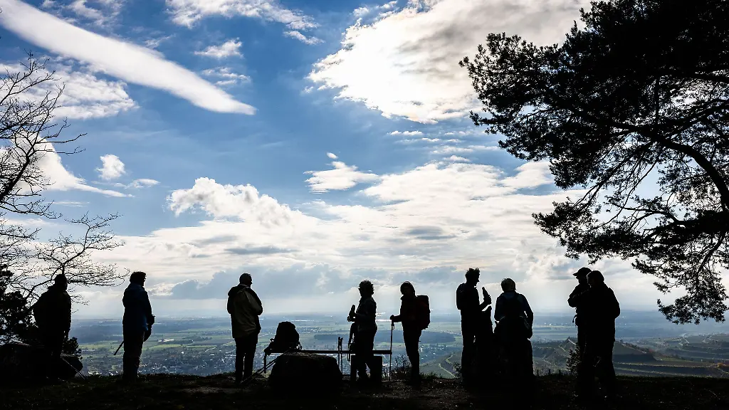 Eine-Gruppe-des-Deutschen-Alpenvereins-DAV-blickt-das-Rheintal-in-suedlicher-Richtung-herunter